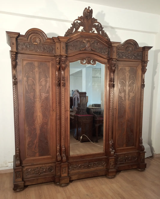 Armario antiguo de madera de estilo renacentista italiano con tallas ornamentales y espejo central, finales del siglo XIX.