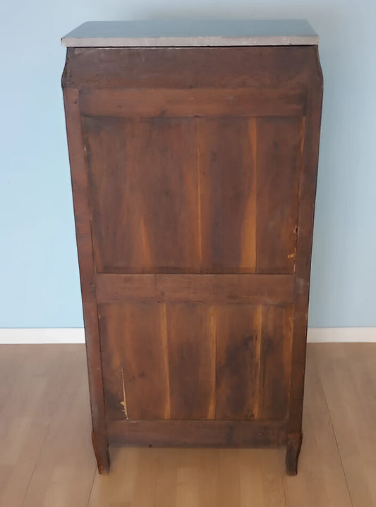 Cómoda de madera estilo Luis XVI con puertas paneladas y tapa de mármol claro, del siglo XIX.