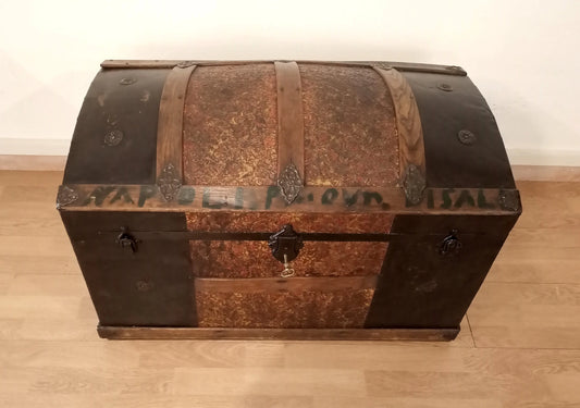 Baúl antiguo de madera curvada restaurado del siglo XIX con bandas metálicas y doble cerradura.