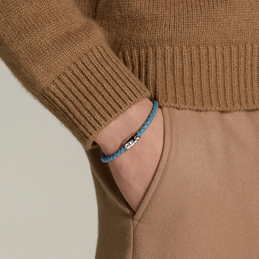Bracciale montblanc in pelle meisterstück blu fumè con tre anelli e chiusura in acciaio indossato al polso