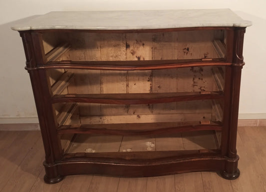 Primer plano de una cómoda Luis Felipe de caoba con tapa de mármol blanco de Carrara, siglo XIX.