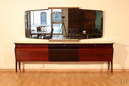 Aparador de Osvaldo Borsani en caoba y palisandro con panel negro y patas doradas, diseño modernista italiano.