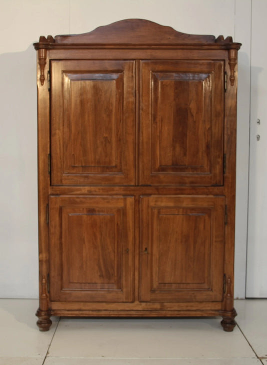 Armario de madera con cuatro puertas de paneles y marco decorativo, aparador clásico de Dario Raia, antigüedades vintage.