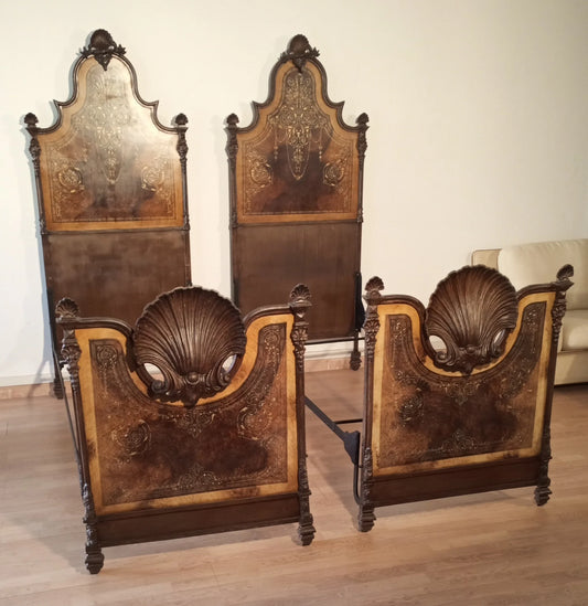Cama italiana de hierro forjado del siglo XIX con cabeceros ornamentados en forma de concha y decoraciones de nácar para un hogar elegante.