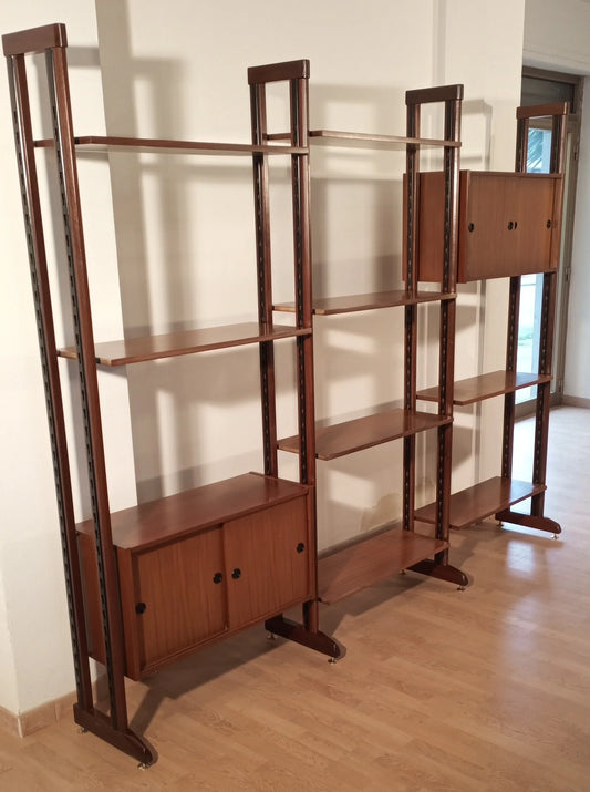 Librería modular vintage original de teca de los años 60 con compartimentos abiertos y puertas de madera de mediados de siglo.