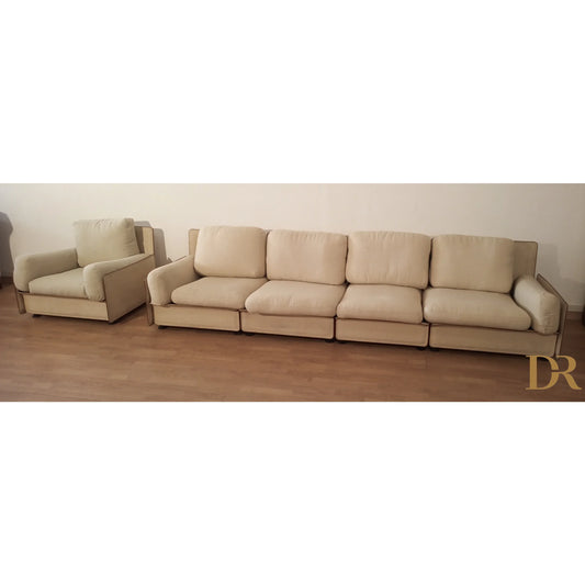 Sofá modular Riccardo Arbizzoni, modelo Redifiori, conjunto con sofá y sillón beige sobre suelo de madera.