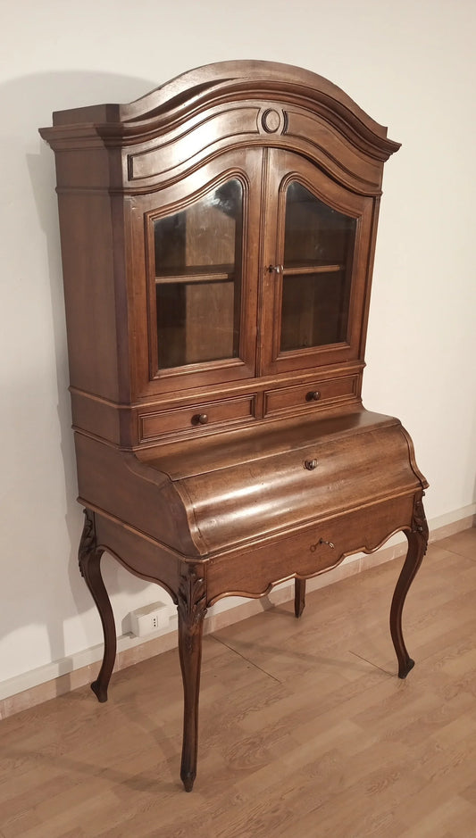 Aparador/escritorio antiguo con puertas de cristal curvadas y patas cabriolé de roble macizo, restaurado en el siglo XIX.