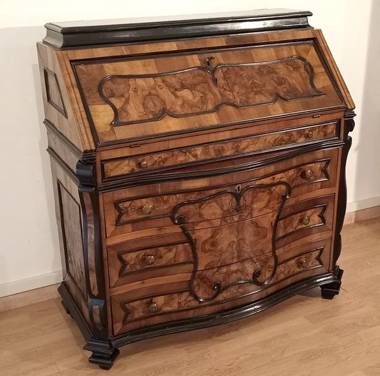 Cómoda lombarda original del siglo XVIII, ornamentada, de madera con puertas abatibles, paneles de raíz y cajones curvos, restaurada.
