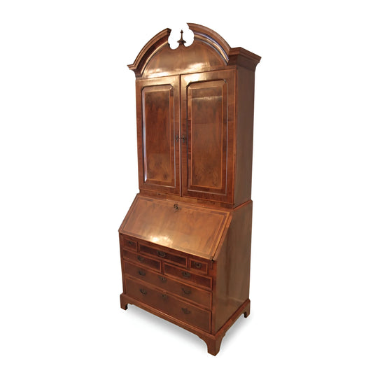 Espléndido mueble Luis XVI de nogal con tapa plegable y numerosos cajones al estilo inglés clásico.
