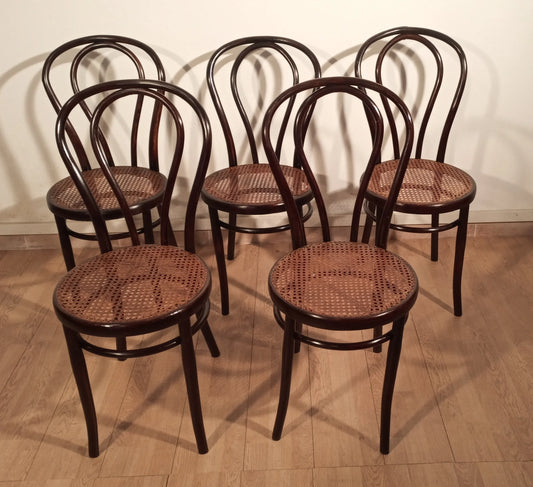 Juego de 5 sillas estilo Thonet Drava con asientos de caña tejida, siglo XXI.