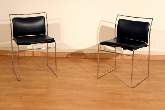 Par de sillas Tulu diseñadas por Kazuhide Takahama para Simon Gavina en la década de 1970, con tapicería de cuero negro y elegante estructura cromada.