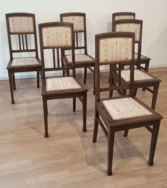 Juego de seis sillas de comedor de estilo italiano vintage en roble macizo con asiento y respaldo acolchados.