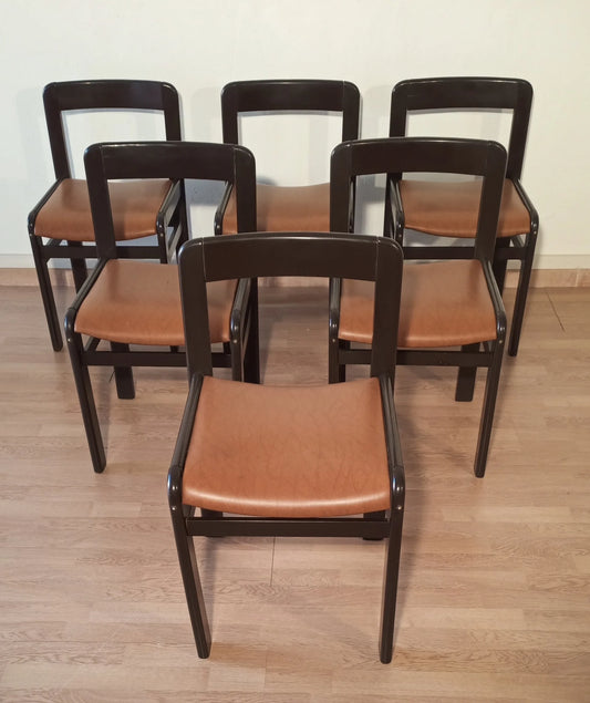 Juego de seis sillas de comedor vintage de los años 70, de madera oscura con asientos de cuero marrón claro.