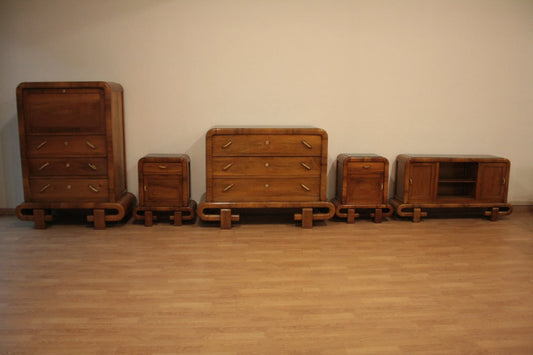 Dormitorio Art Déco de los años 50 en nogal con diseño moderno de mediados de siglo para muebles antiguos modernos y vintage.