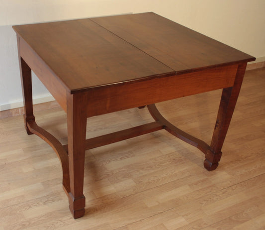 Mesa Art Nouveau antigua y elegante de madera maciza de cerezo con patas curvas y tablero rectangular Art Déco vintage extensible restaurado.