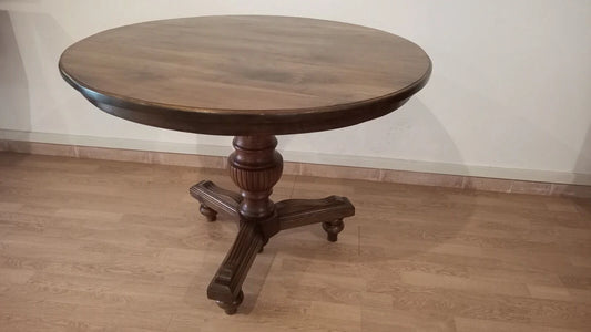 Mesa redonda de nogal del siglo XIX en estilo Umbertine vintage con base tallada y ruedas de madera clara.