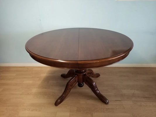 Mesa redonda extensible de madera estilo Luis Felipe con base de pedestal y patas talladas para un hogar de estilo vintage de los años 70.