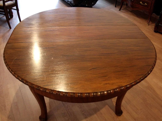 Mesa redonda extensible vintage de roble con acabados tallados y patas cabriolé de estilo Luis Felipe, década de 1960.