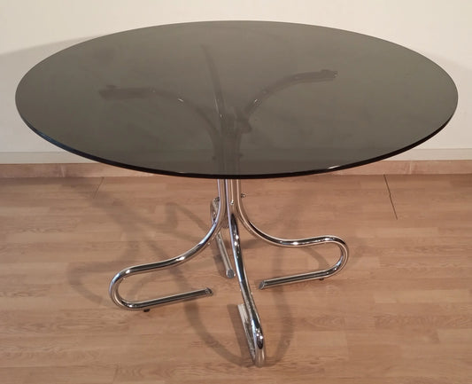 Mesa de centro de acero cromado de mediados de siglo con tablero redondo de cristal ahumado negro, elegante diseño italiano.
