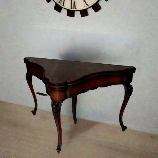 Consola inglesa de finales del siglo XVIII, de madera oscura con patas curvas, de fabricación inglesa tardía y de excepcional calidad de ebanistería.