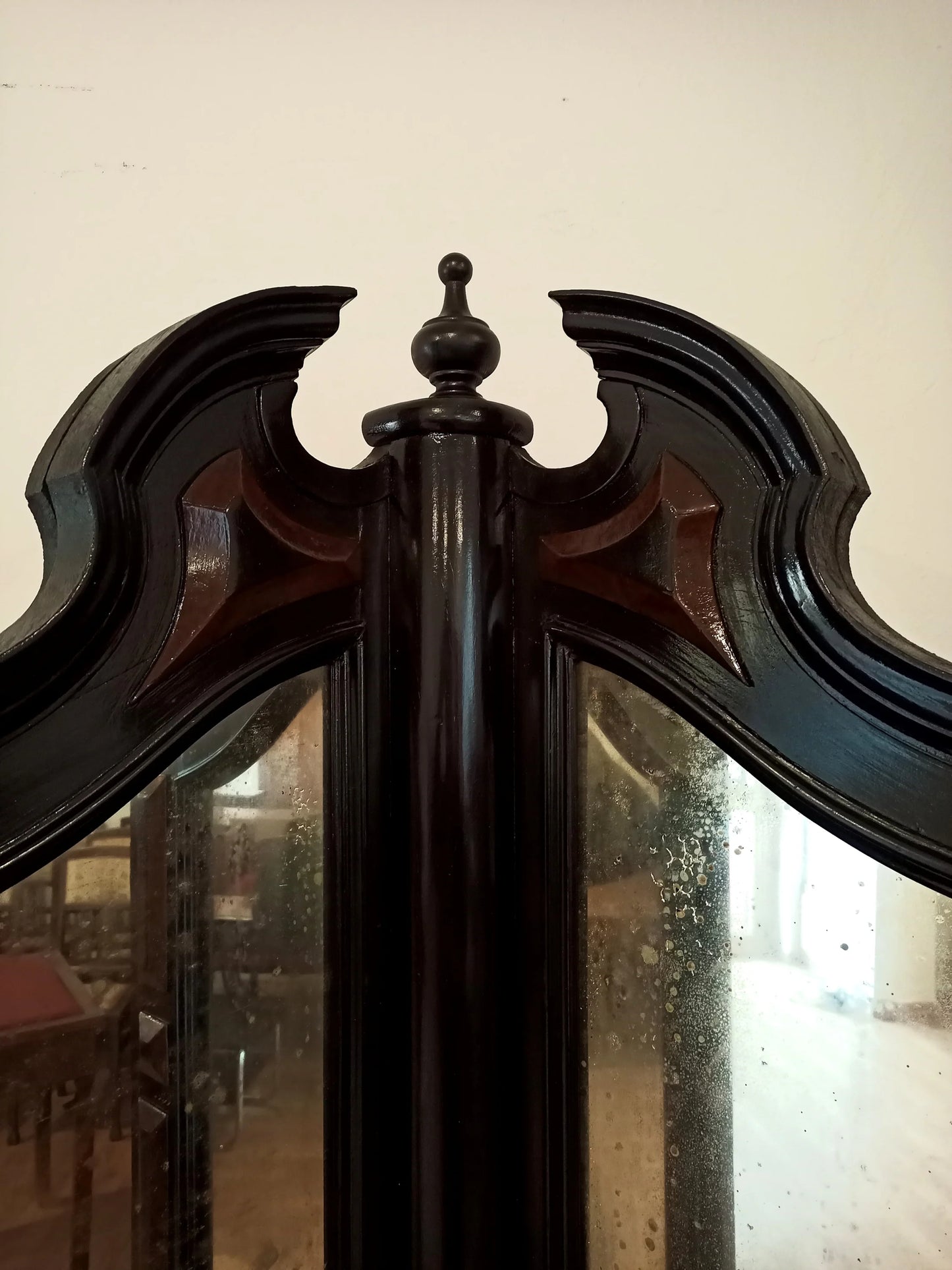 Ornate cornice in legno nero curvo su splendida angoliera con corpo inferiore in ottime condizioni
