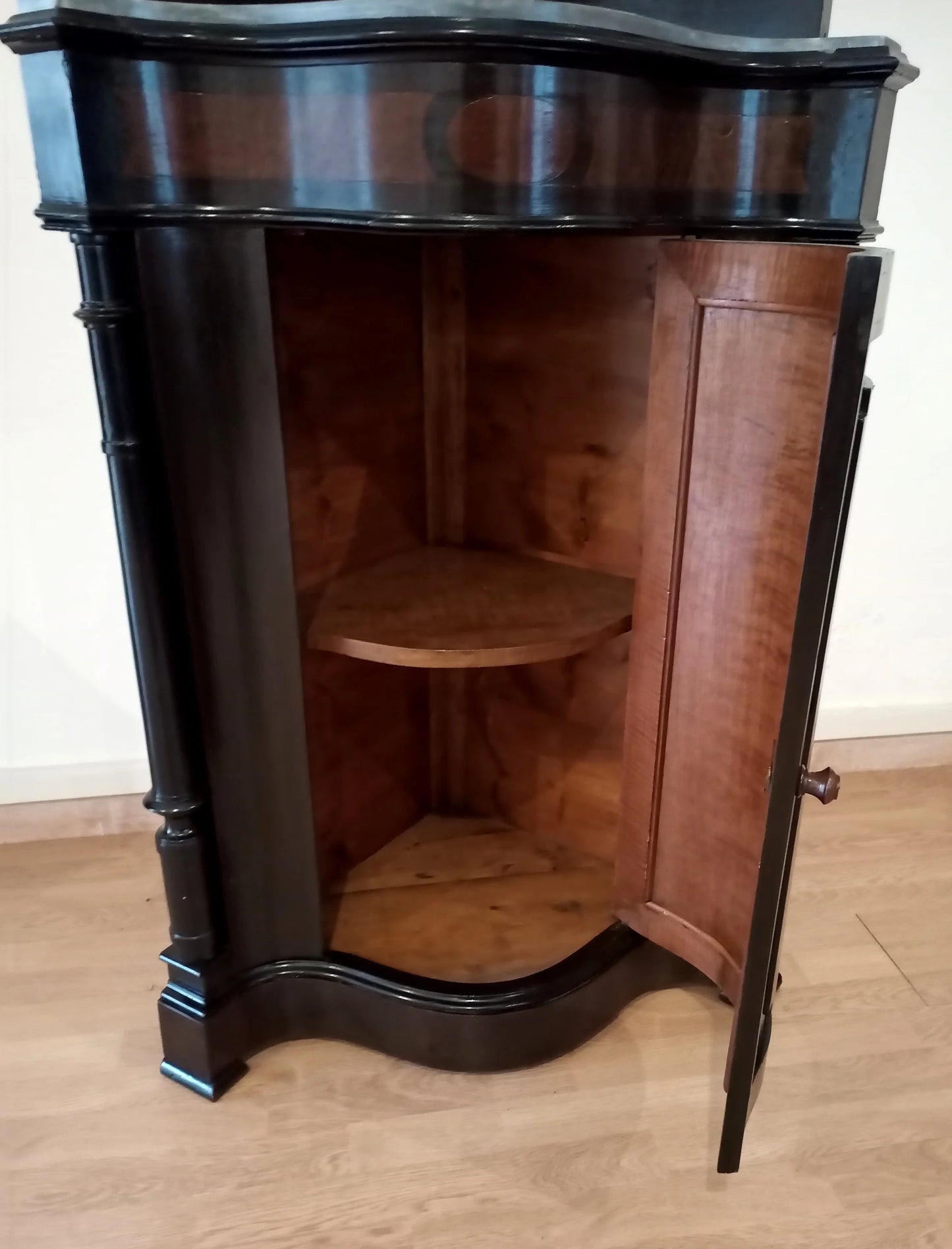 Splendida angoliera in ottime condizioni in legno scuro con corpo inferiore e anta singola curva