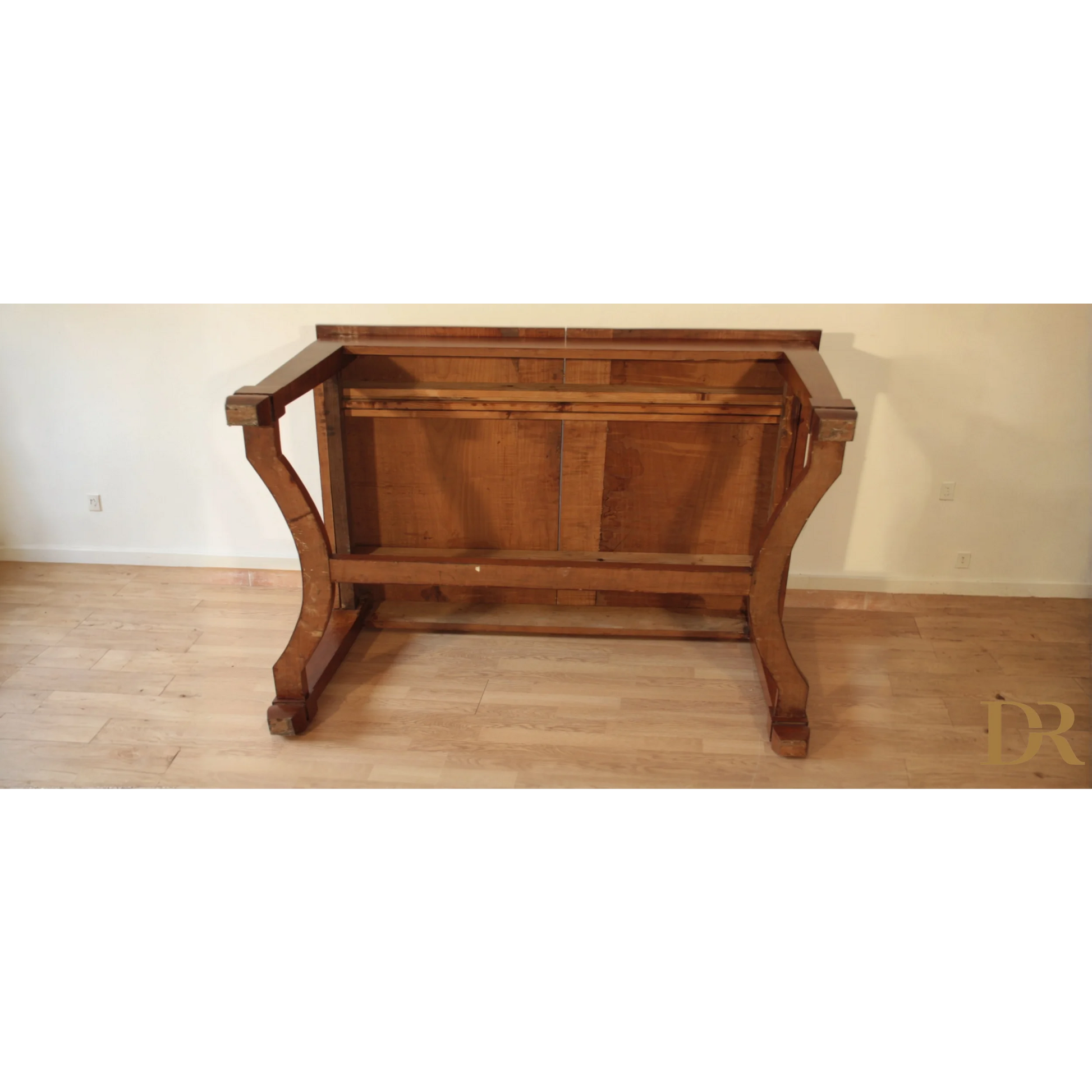 Base in legno del Tavolo Decò Vintage con gambe curve e supporti elegantemente restaurato