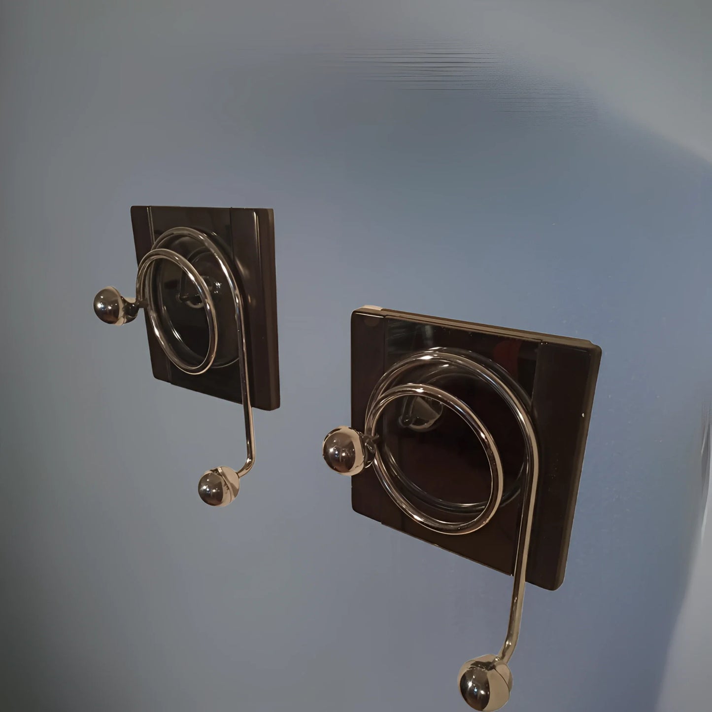 Due eleganti ganci appendiabiti da parete in metallo design di willy rizzo per mario sabot anni 70