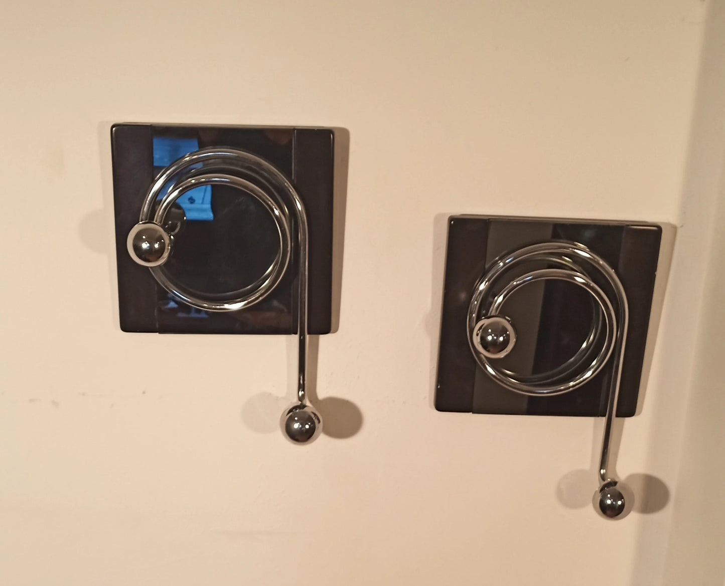 Due eleganti ganci appendiabiti da parete willy rizzo con design circolare in cromo su piastra nera anni 70