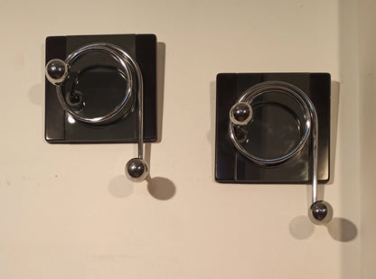 Due eleganti ganci appendiabiti da parete neri con maniglie metalliche design di willy rizzo anni 70