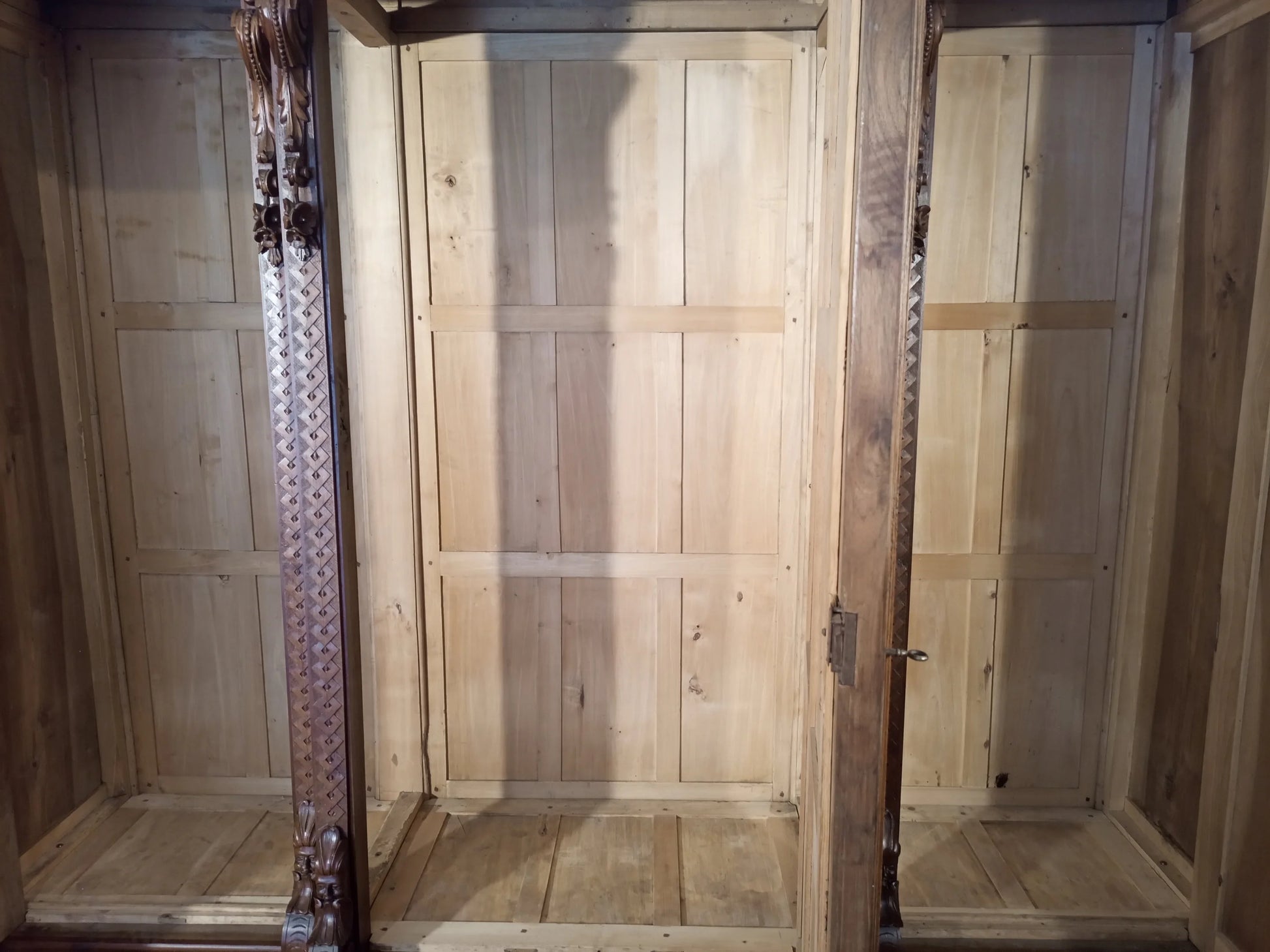 Tre armadi antichi in legno con porte a pannelli in stile rinascimentale italia fine xix secolo