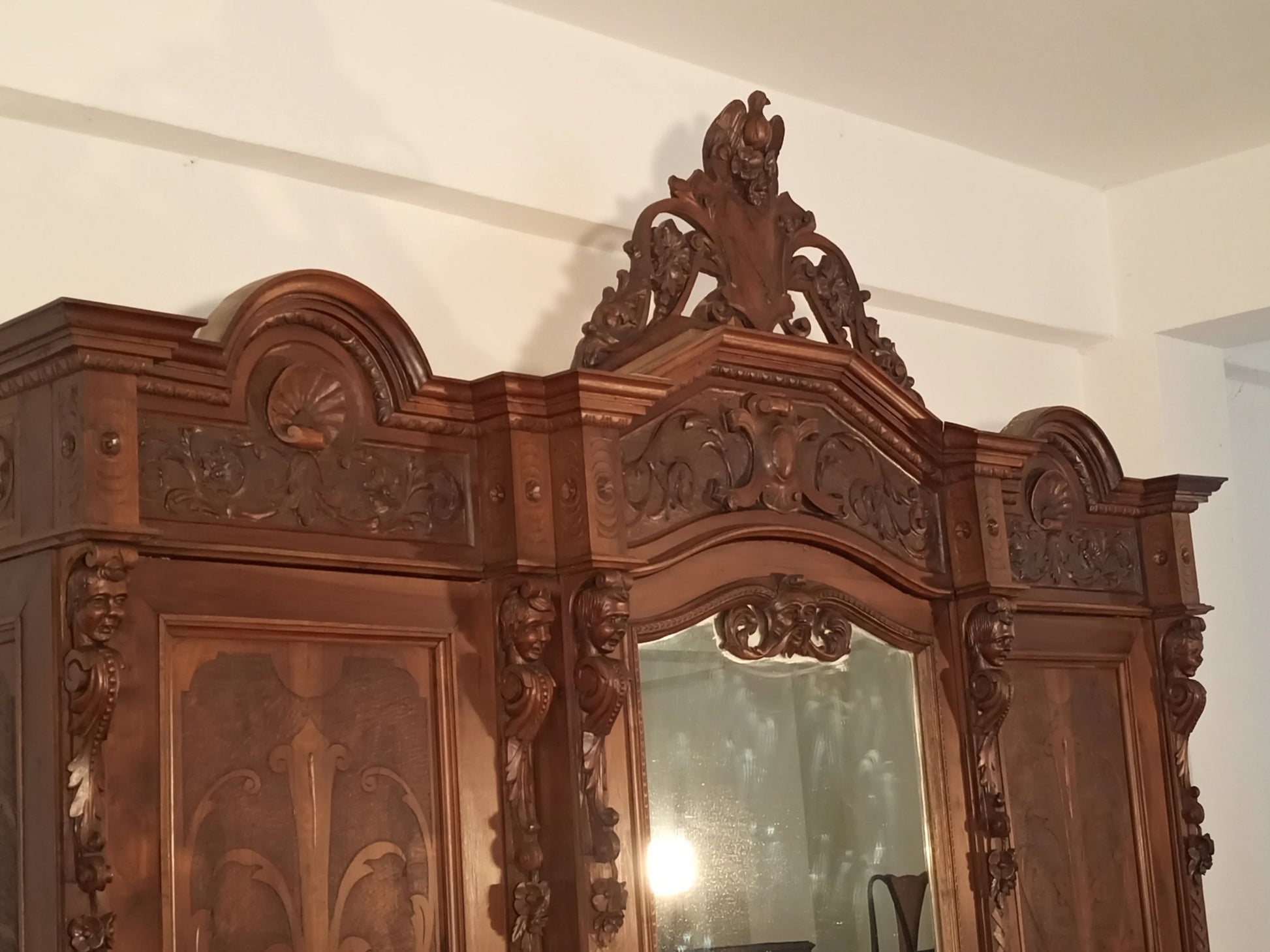 Armadio antico in stile rinascimentale Italia fine XIX secolo in legno decorato con specchi e intagli