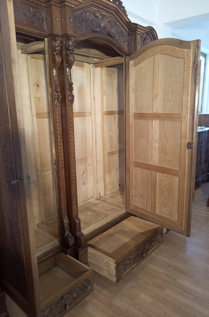 Armadio antico stile rinascimentale italia fine xix secolo in legno intagliato con ante aperte e scaffalature interne