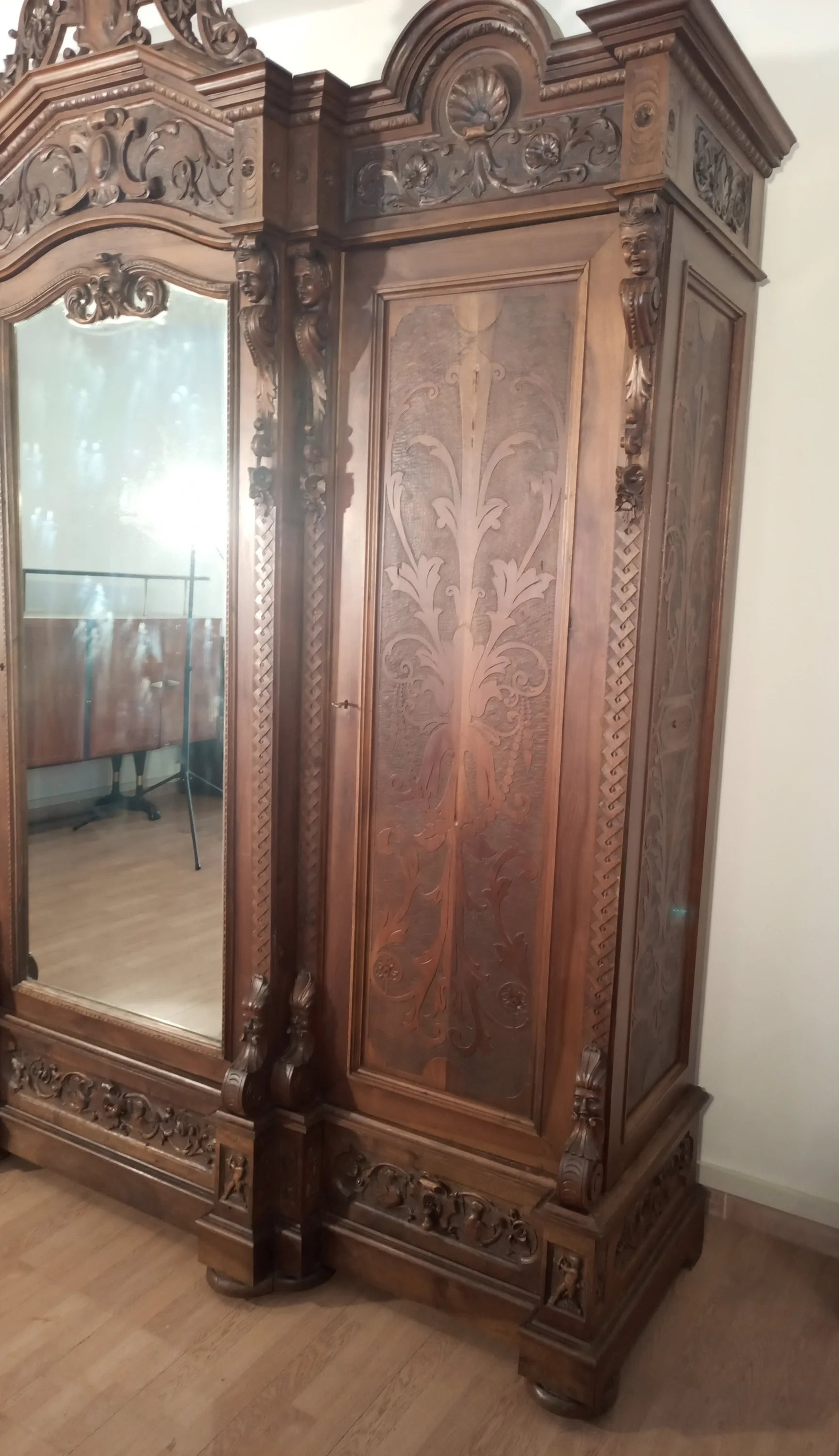 Armadio antico in stile rinascimentale italia fine xix secolo in legno intagliato con anta a specchio