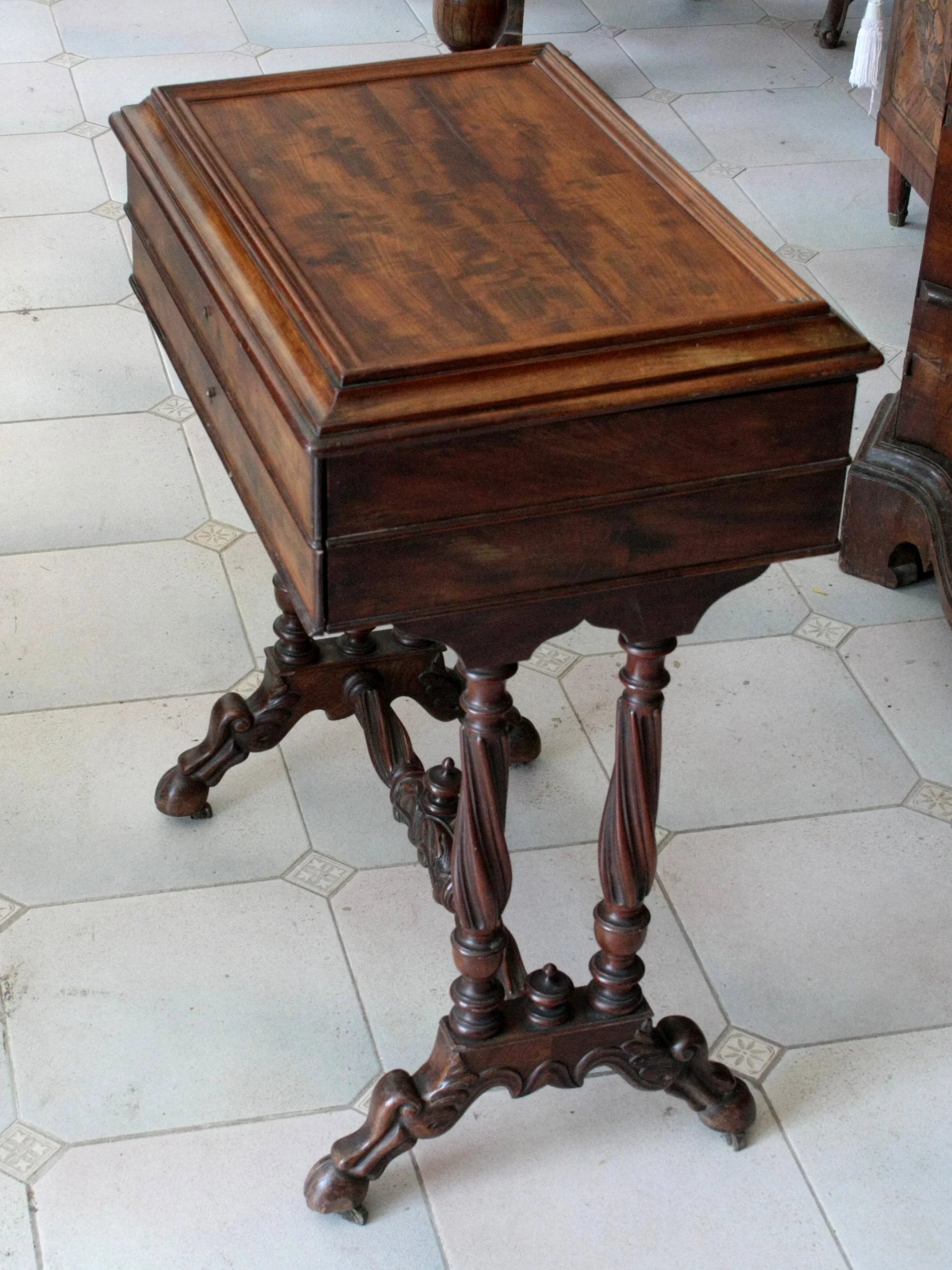 Mobile da cucito francese in mogano xix secolo con piano a intarsio e gambe tornite a spirale