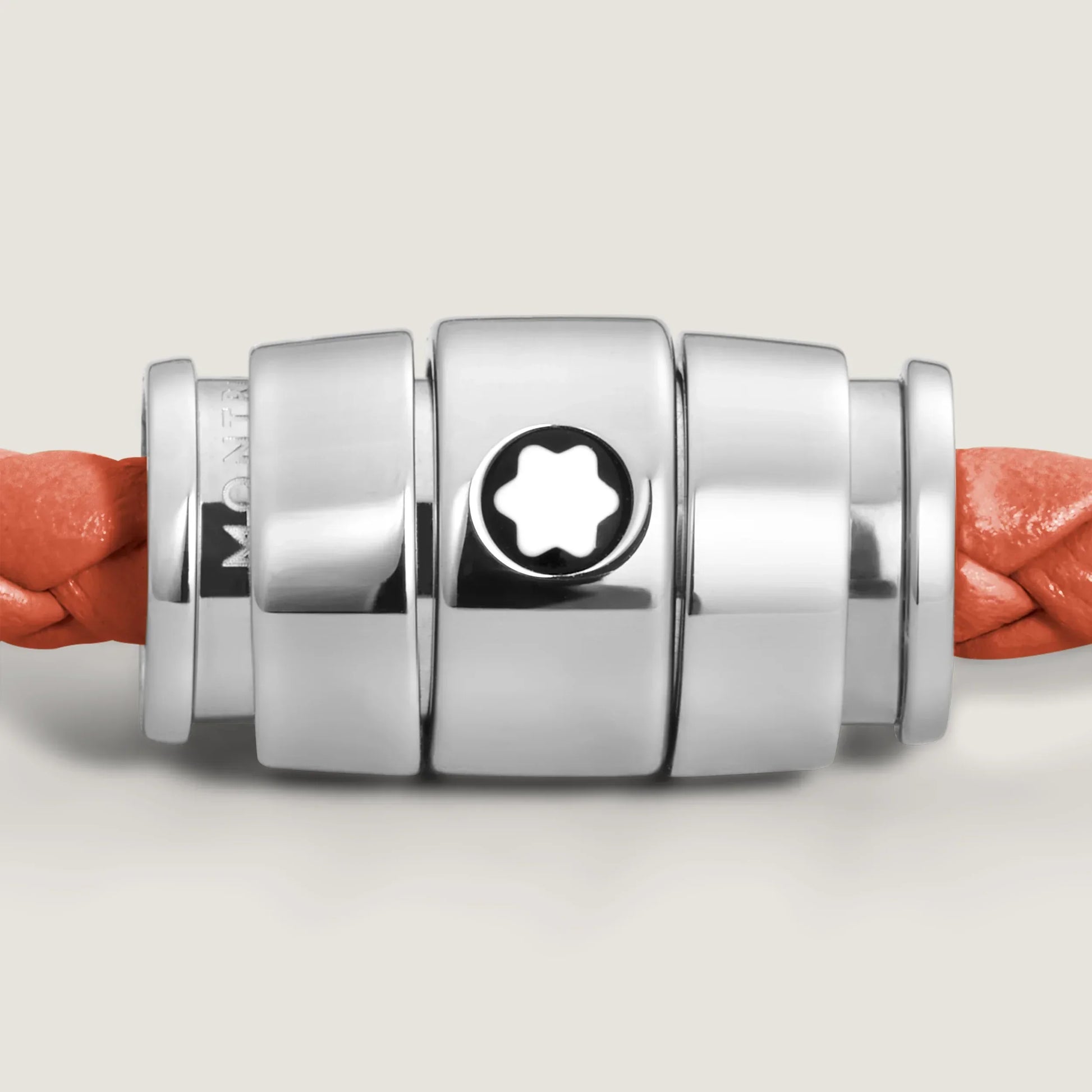 Chiusura in metallo argento con emblema a stella che fissa pelle meisterstück cayenne intrecciata arancione vibrante