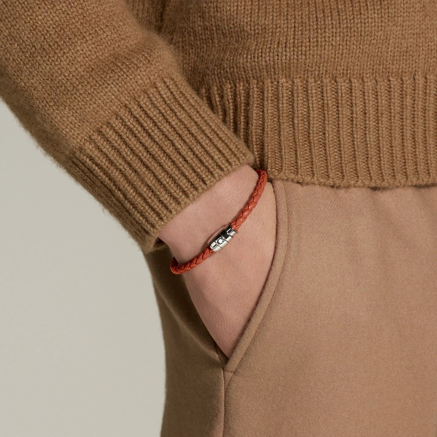 Bracciale montblanc in acciaio a 3 anelli e pelle meisterstück cayenne arancione indossato al polso