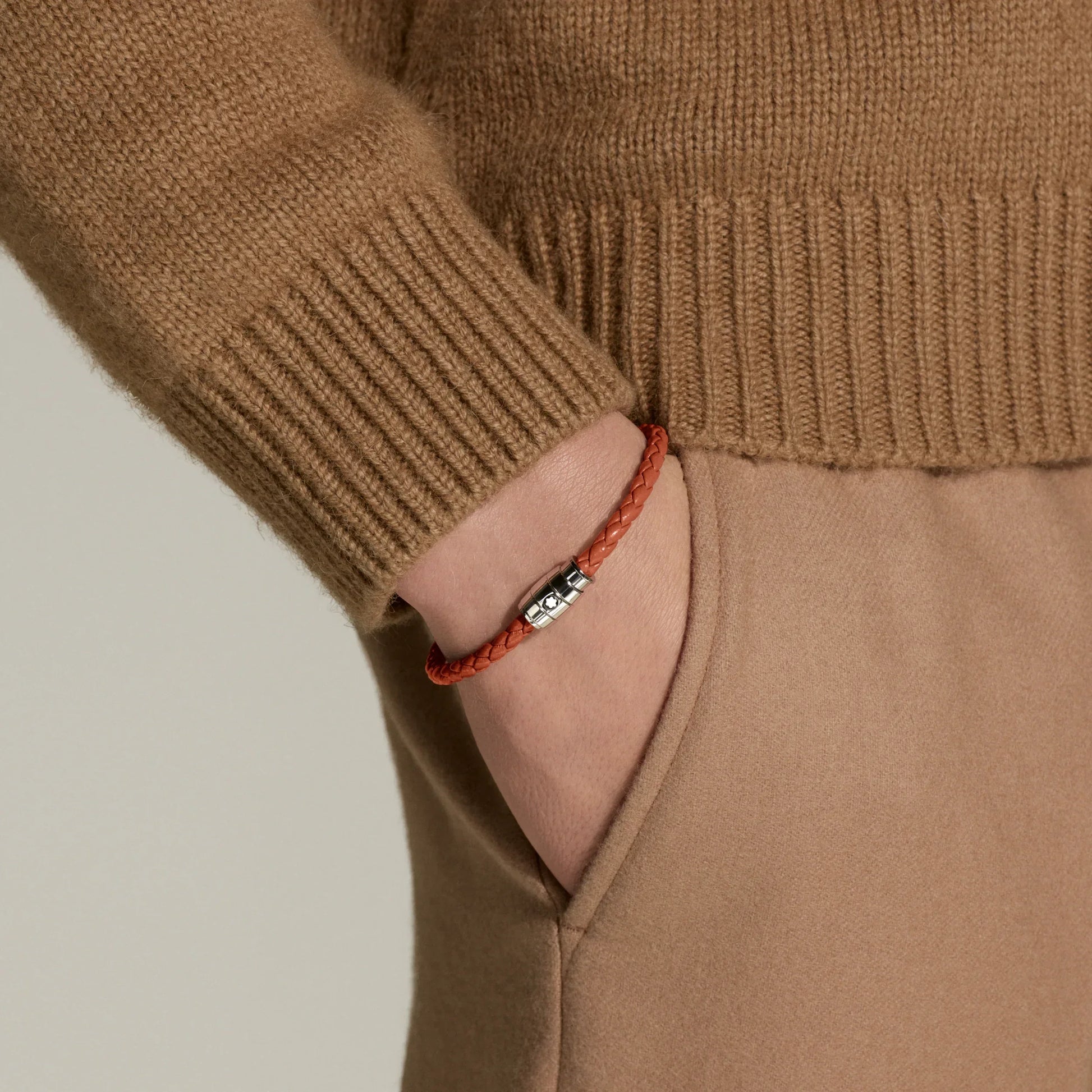 Bracciale montblanc in acciaio a 3 anelli e pelle meisterstück cayenne arancione indossato al polso