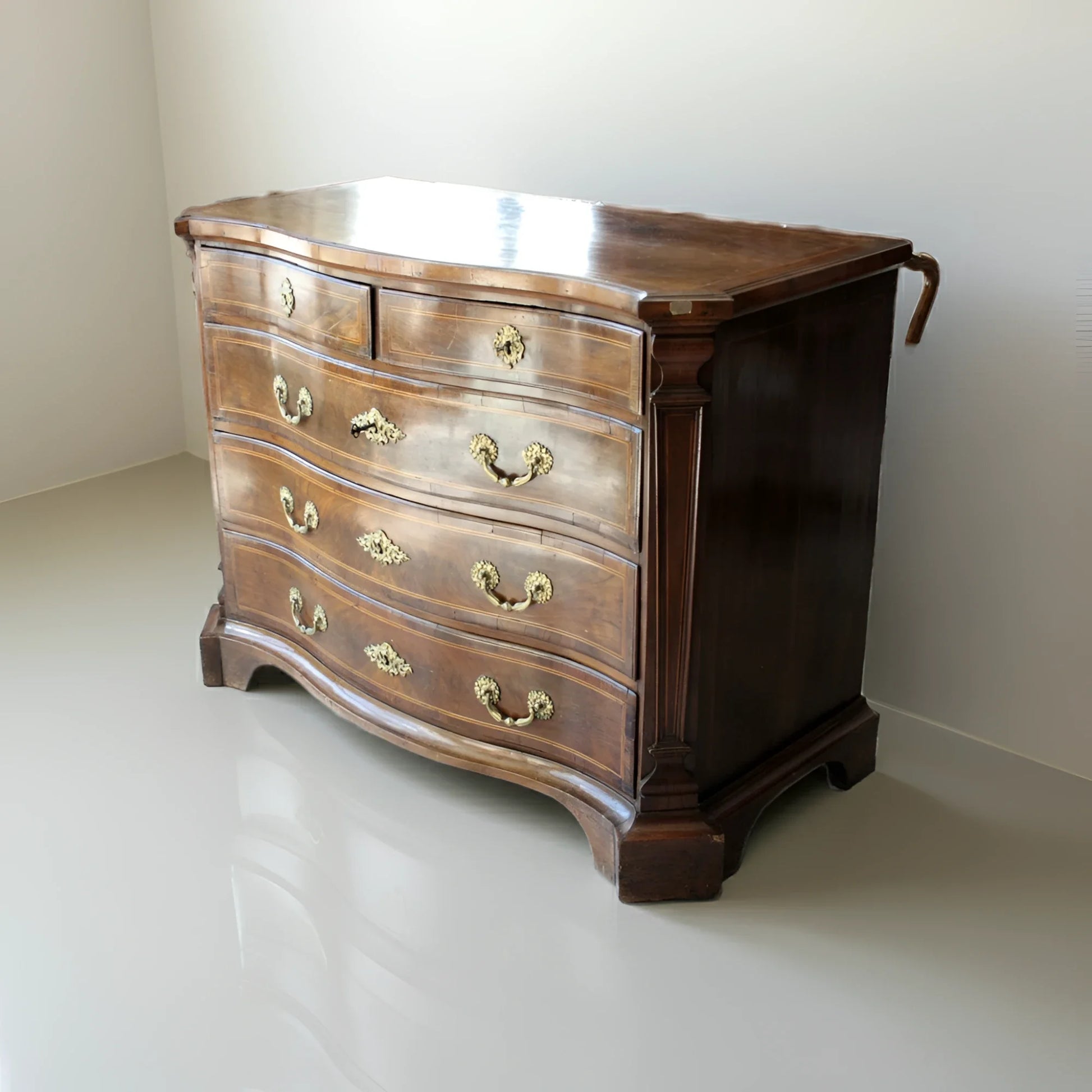 Raffinato cassettone in noce del xviii secolo con fronte ricurvo e maniglie di ottone ornate linea elegante