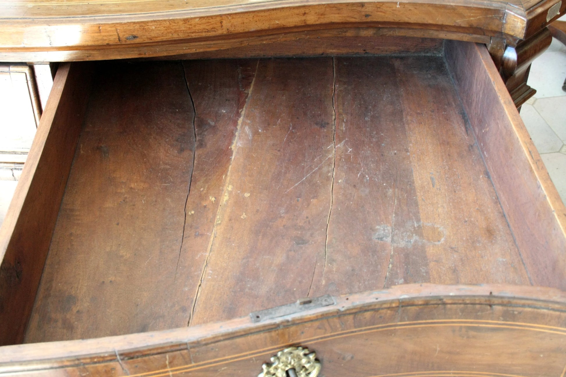 Antico canterano in noce xviii secolo con raffinato cassettone e linea elegante mostra cassetto aperto e fessurato