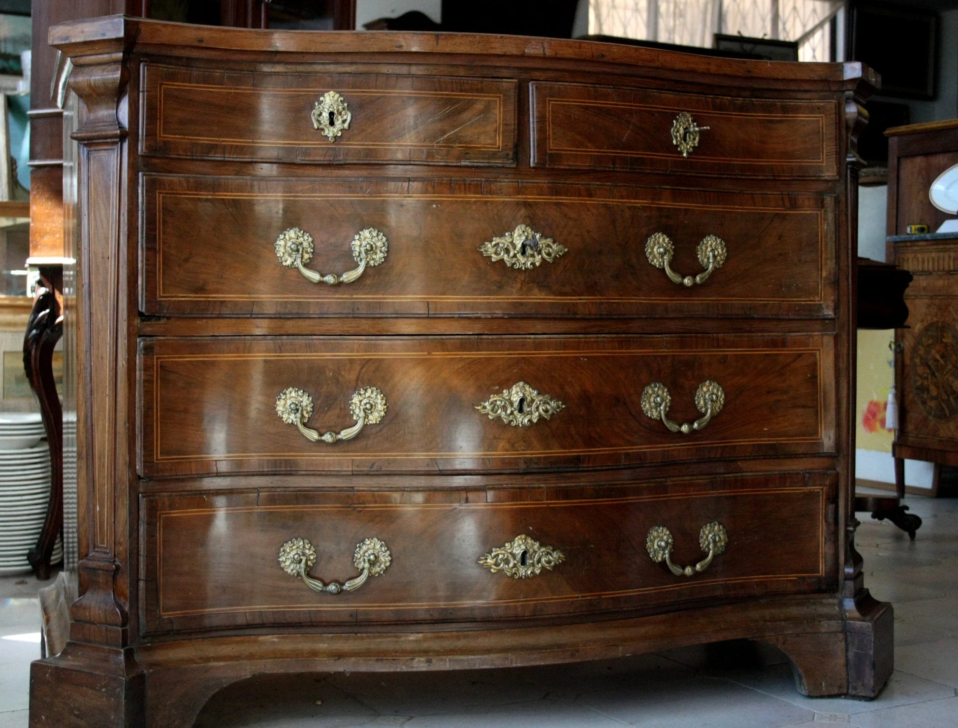 Canterano in noce xviii secolo spagna con raffinato cassettone, linea elegante e fronte ricurvo in legno antico