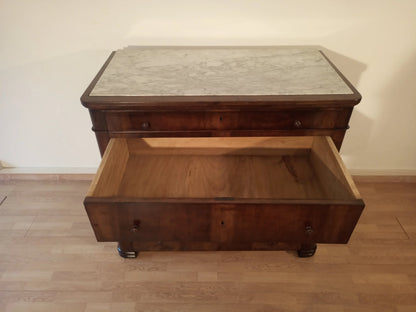Cassettiera italiana in legno con cinque cassetti e cassetto aperto in primo piano xix secolo