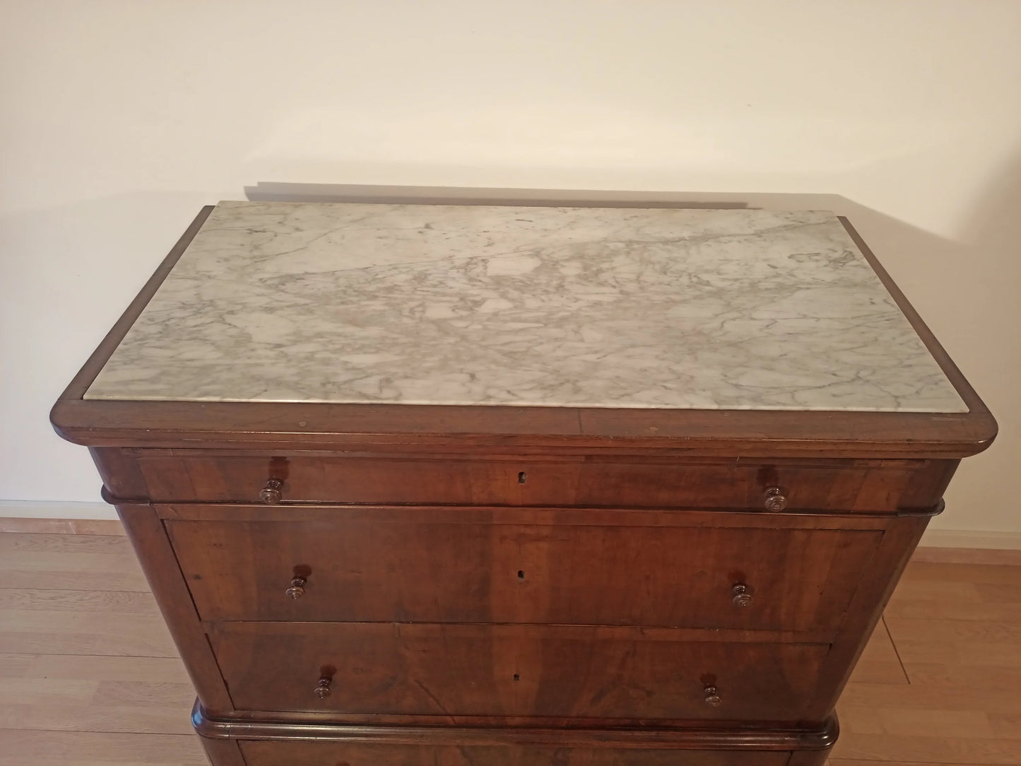 Cassettiera in legno italiana con piano in marmo e tre cassetti stile xix secolo