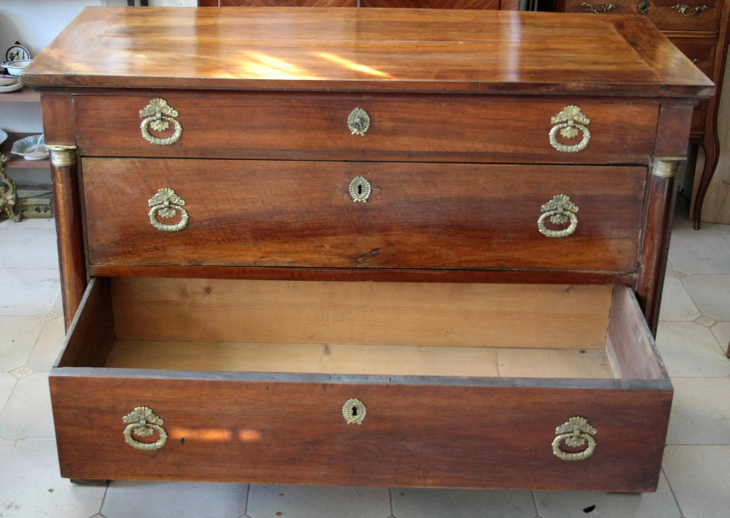 Comò cassettiera impero in noce con dettagli in bronzo xix secolo artigianato italiano d’epoca con cassetto aperto