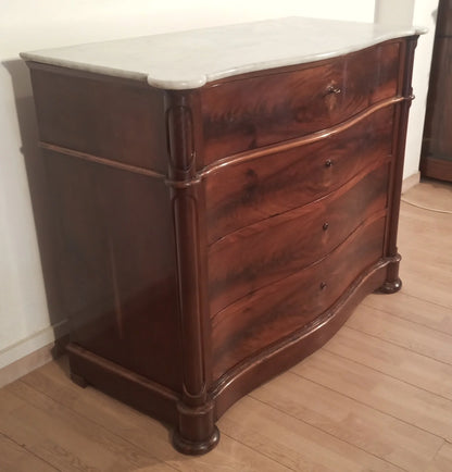 Cassettone luigi filippo in piuma di mogano con ripiano in marmo bianco carrara xix secolo