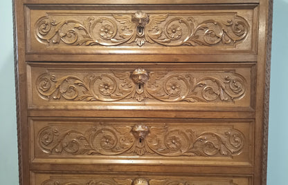 Cassettiera italiana in noce intagliato ottocentesca con cassetti decorati e dettagli di testa di leone