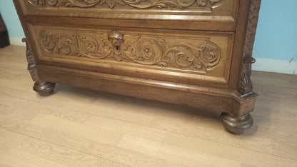 Cassettiera italiana in noce intagliato ottocentesca con intagli decorativi e piedi a cipolla