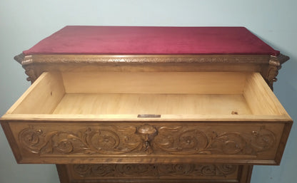 Cassettiera italiana in noce intagliato ottocentesca con cassetto ornato, piano bordeaux e interno crema