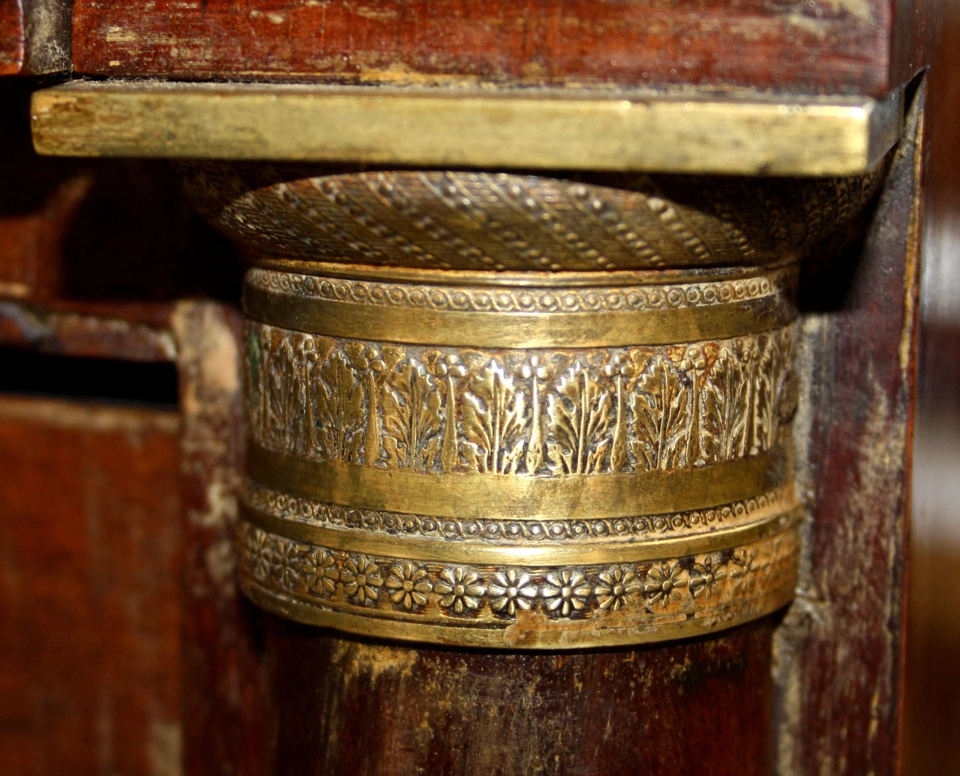 Ornato supporto in ottone con motivi floreali e fogliari della cassettiera impero in noce con bronzo xix secolo