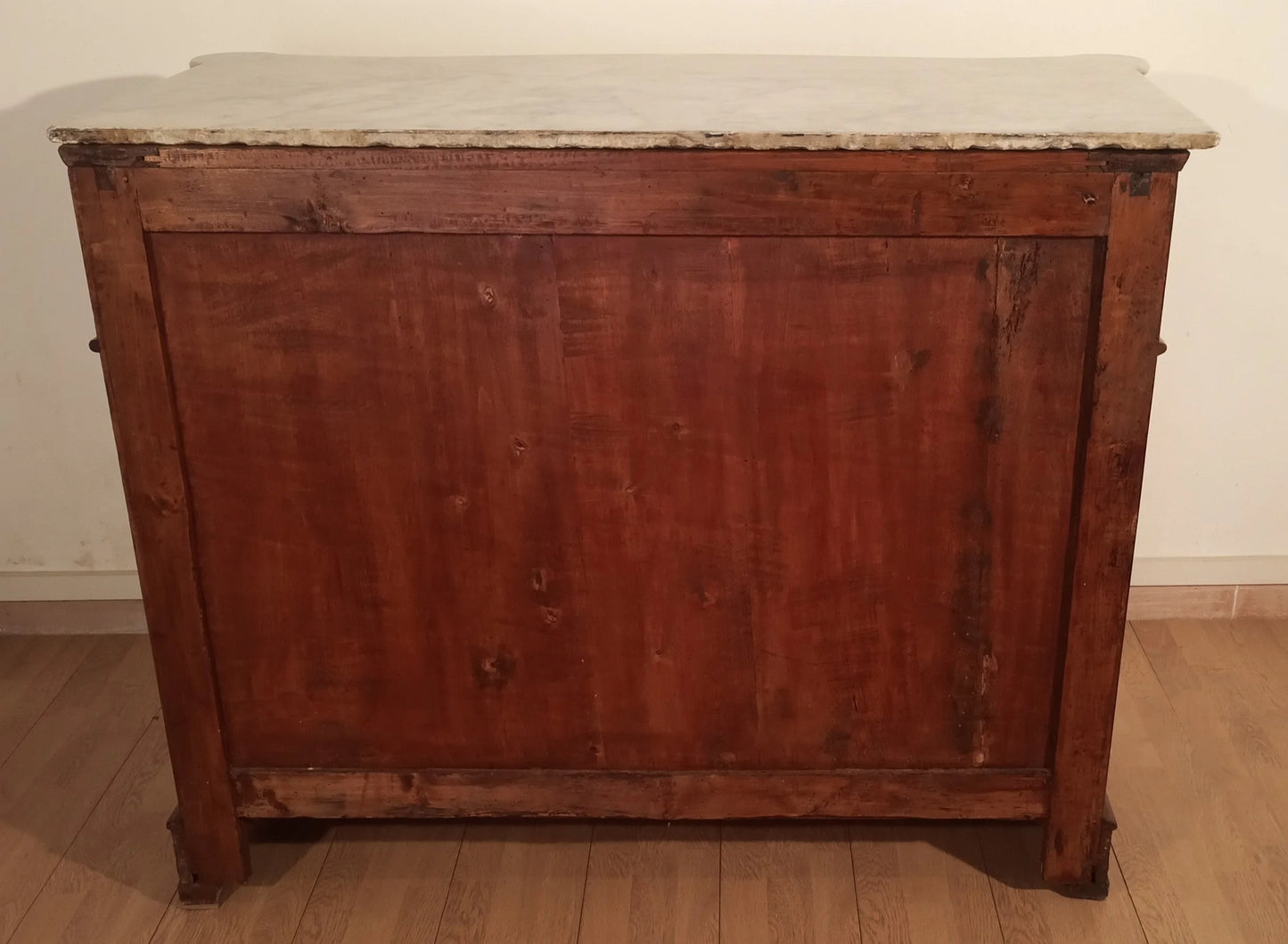 Cassettone luigi filippo in piuma di mogano con ripiano in marmo bianco carrara xix secolo